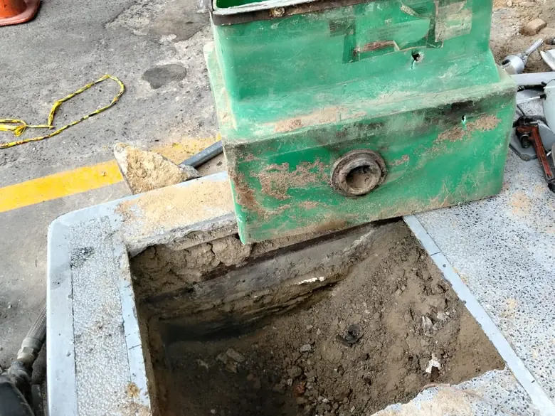 La caja contenedora anterior, retirada y con el alojamiento descubierto