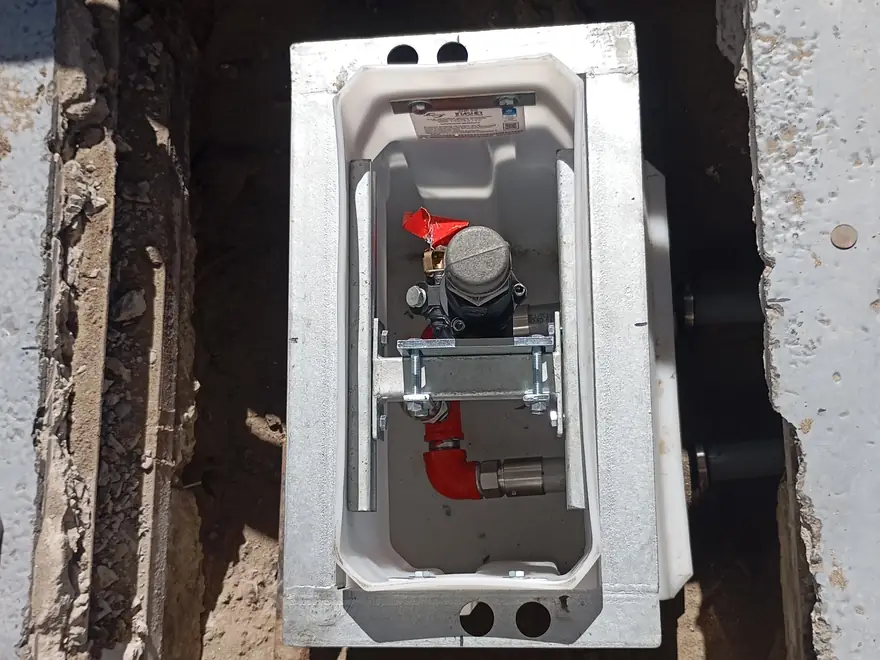 Caja contenedora nueva instalada, con su válvula de impacto y anclajes al día