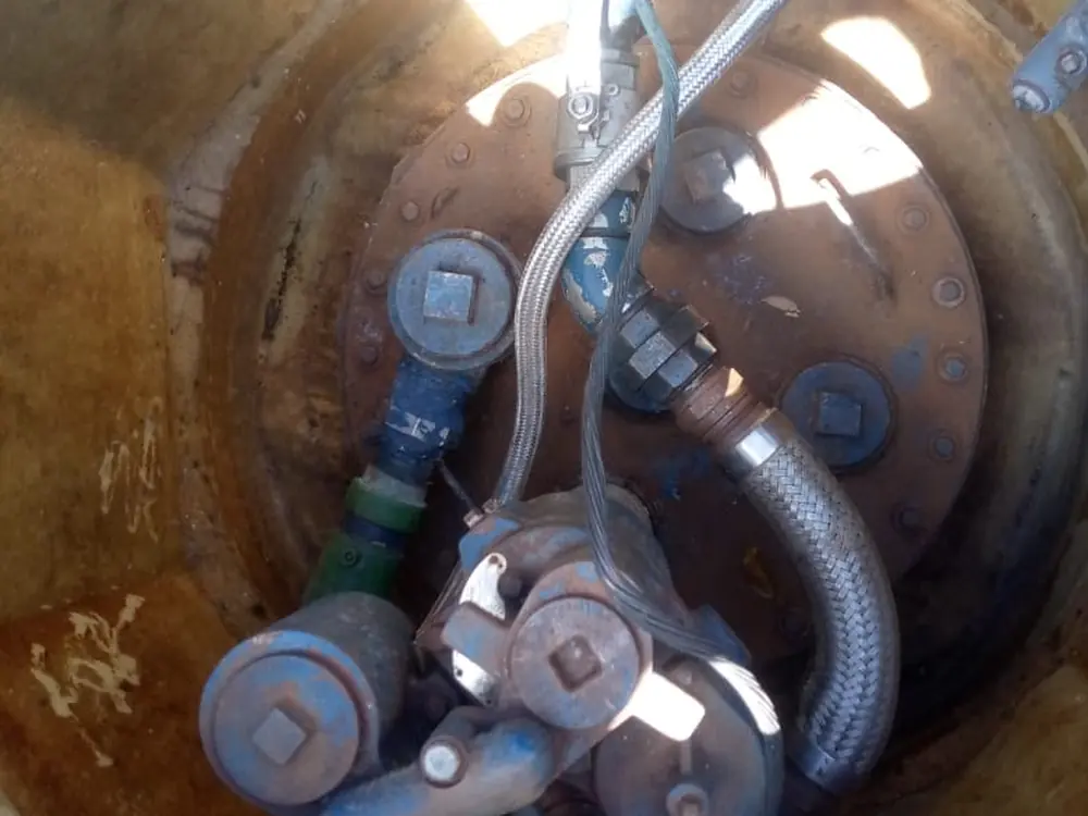 El mismo pozo de bomba sumergible a la llegada, con corrosión y flexible deteriorado