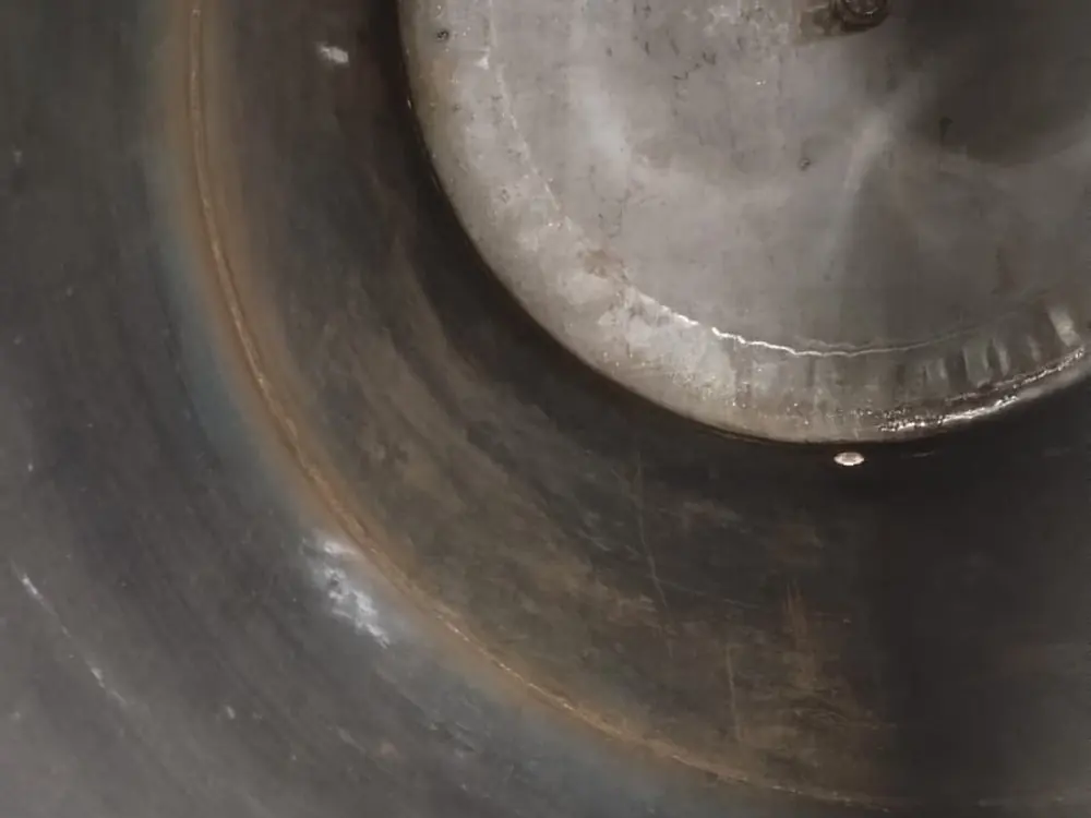 Interior de un tanque de almacenamiento antes de pintar, con corrosión en la lámina