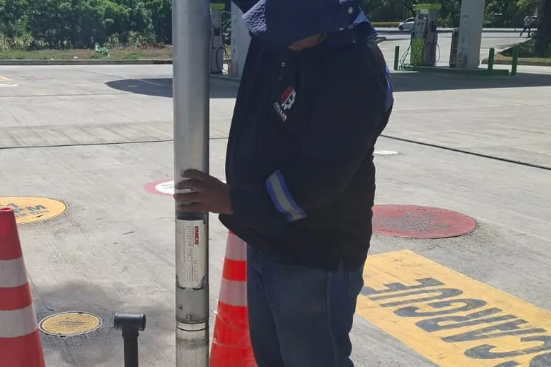 Técnico extrayendo una bomba sumergible del pozo de un tanque